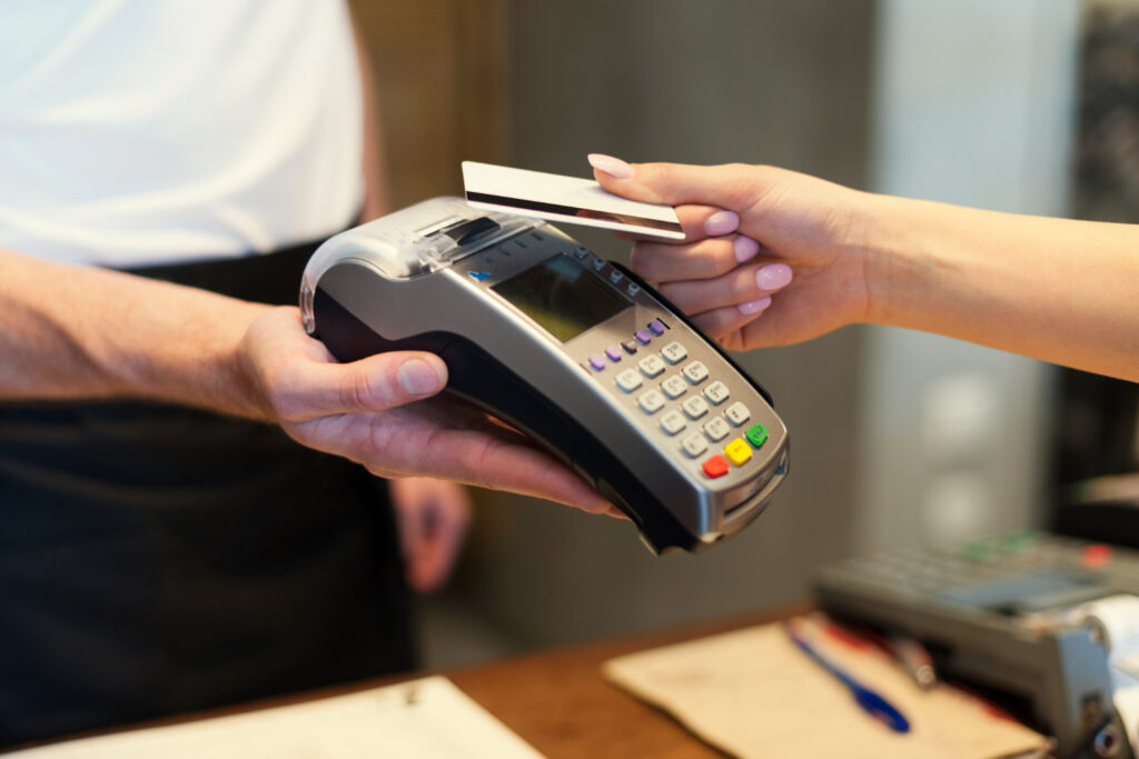 zblizenie klienta placacego karta kredytowa